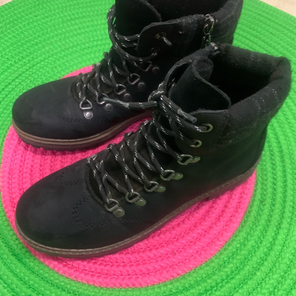 Blondo ladies hiking style boots ☝️